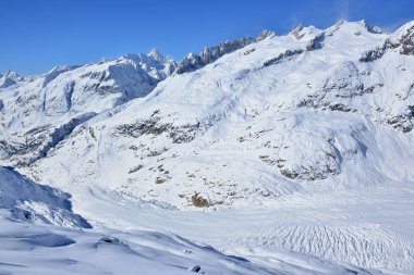 İsviçre 'deki Bernese Alpleri' nde Aletsch Buzulu üzerinde Sattelhorn (r) ile Nesthorn (l). Unesco tarafından korunan bir bölge