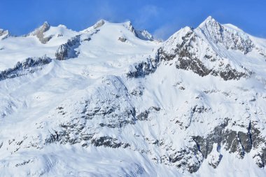 İsviçre 'deki Bernese Alplerinde, Aletsch Buzulu' nun yukarısında, solunda Sattelhorn 'u olan kudretli Aletschhorn. Unesco tarafından korunan bir bölge