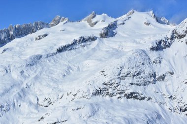 İsviçre 'deki Bernese Alpleri' nde Aletsch Buzulu üzerinde Sattelhorn (r) ile Nesthorn (l). Unesco tarafından korunan bir bölge