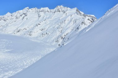 İsviçre 'deki Bernese Alpleri' ndeki Aletsch Buzulu 'nun üzerindeki Grosse Wannenhorn. Unesco tarafından korunan bir bölge
