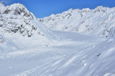 UNESCO, Aletsch Buzulu 'nu Wannenhorn' un altında, İsviçre 'deki Bernese Alpleri' nde listeledi. Avrupa 'nın en uzun buzulu.