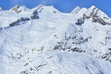 İsviçre 'deki Bernese Alplerinde, Aletsch Buzulu' nun yukarısında, solunda Sattelhorn 'u olan kudretli Aletschhorn. Unesco tarafından korunan bir bölge