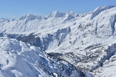 İsviçre 'nin Bernese Alpleri' ndeki Aletsch Buzulu 'nun üzerindeki Jungfrau Bölgesi' ndeki Belalp kayak merkezi.