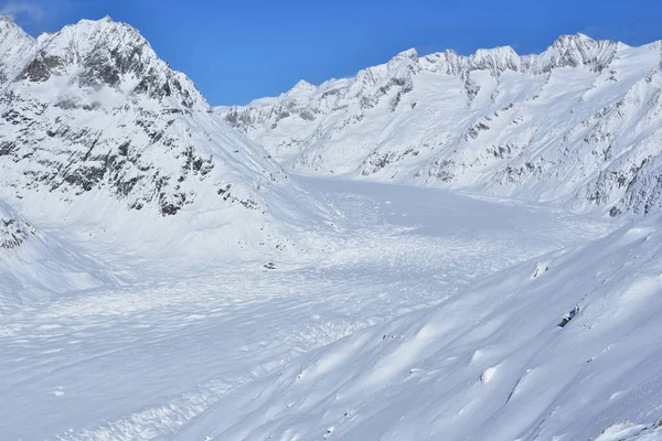 UNESCO, Aletsch Buzulu 'nu Wannenhorn' un altında, İsviçre 'deki Bernese Alpleri' nde listeledi. Avrupa 'nın en uzun buzulu.