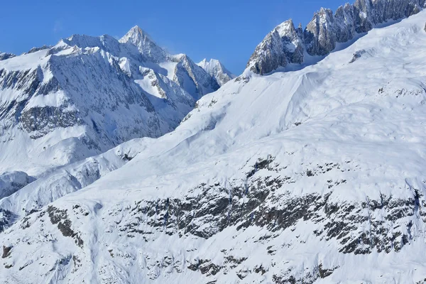 İsviçre 'deki Bernese Alpleri' ndeki Aletsch Buzulu 'nun üzerindeki Nesthorn. Unesco tarafından korunan bir bölge