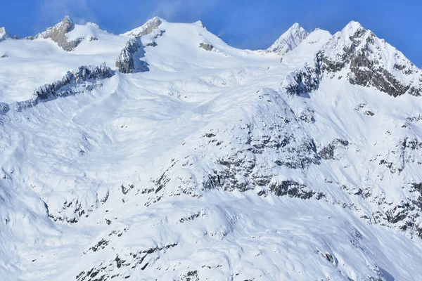 İsviçre 'deki Bernese Alplerinde, Aletsch Buzulu' nun yukarısında, solunda Sattelhorn 'u olan kudretli Aletschhorn. Unesco tarafından korunan bir bölge