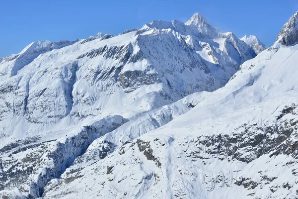İsviçre 'deki Bernese Alpleri' ndeki Aletsch Buzulu 'nun üzerindeki Nesthorn. Unesco tarafından korunan bir bölge