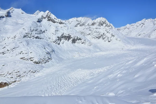UNESCO, İsviçre 'deki Bernese Alplerinde Aletsch Buzulu' nu listeledi. Avrupa 'nın en uzun buzulu.