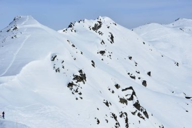 Yüksek dağlarda kayak yaparken taze karların üzerinde izler vardı.