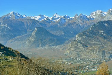 Büyük Chavelard (l) Petit Muveran (r) ve Grand Muveran (r) İsviçre 'nin Valais bölgesindeki Rhone Vadisi' nin üzerindedir.