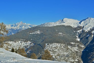 İsviçre 'nin güneyindeki Nax köyünün yukarısındaki Mont Noble' da küçük bir kayak merkezi.