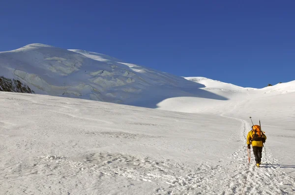 Un alpinist pe un ghețar cu cramponi — Fotografie, imagine de stoc