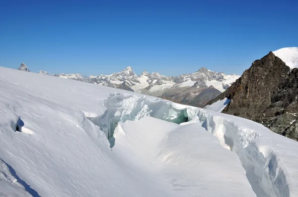 Ampla fenda em uma montanha de alta altitude — Fotografia de Stock