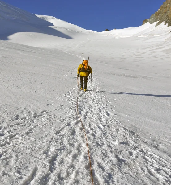 领导班子的其他被绳子分隔的登山者的登山者 — 图库照片