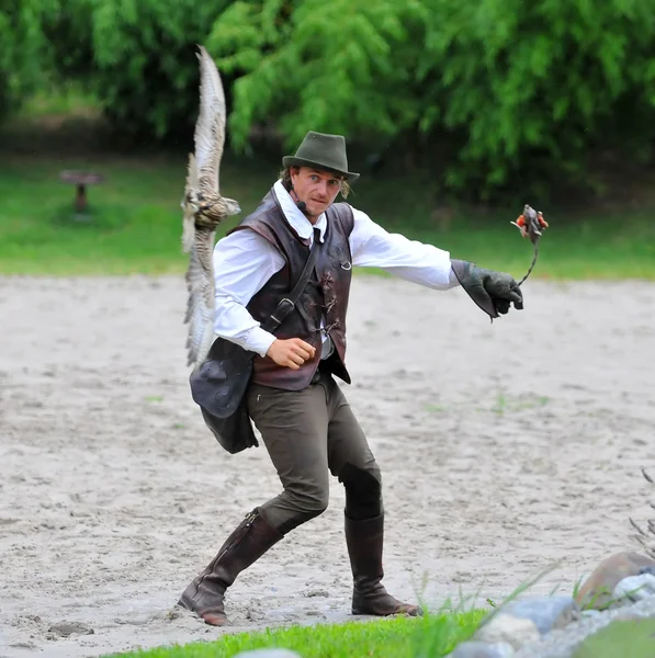 Falconer swings a lure for a Peregrine falcon — Stock Photo, Image