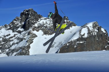 A freeride ski jumper with the Egginer clipart