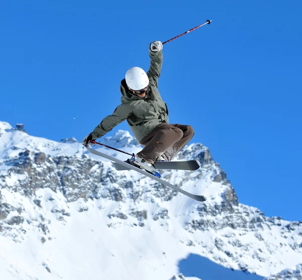 Saut à ski effectuant une prise de queue — Photo