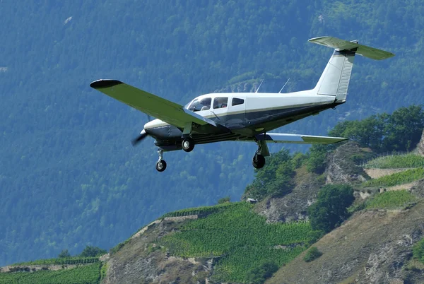 Leichtes viersitziges Flugzeug — Stockfoto