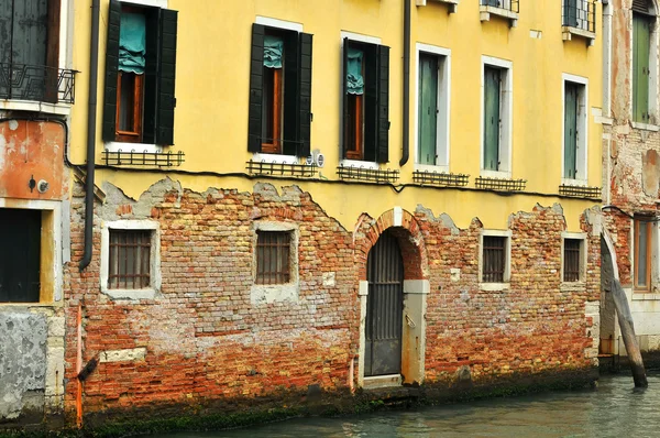 Rising damp in Venice rots — Stockfoto