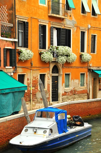 En båt är parkerade upp mot en gångstig i Venedig — Stockfoto
