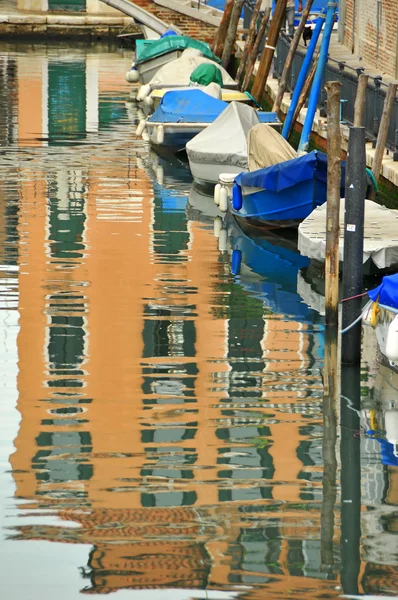 Boten lijn een Venetië-canal — Stockfoto