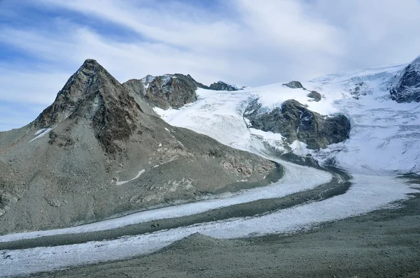 I ghiacciai scendono dalla montagna nelle Alpi — Foto Stock