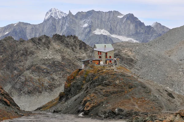 La cabaña Dix con la Dent Blanche — Foto de Stock