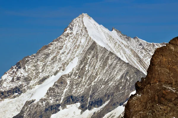 Den berömda Weisshorn över zermatt — Stockfoto