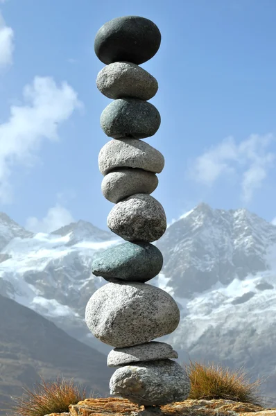 A precariously balanced stack of stones — Stock Photo, Image