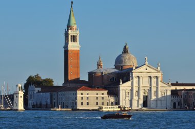 Venedik'teki kilise ve çan kulesi