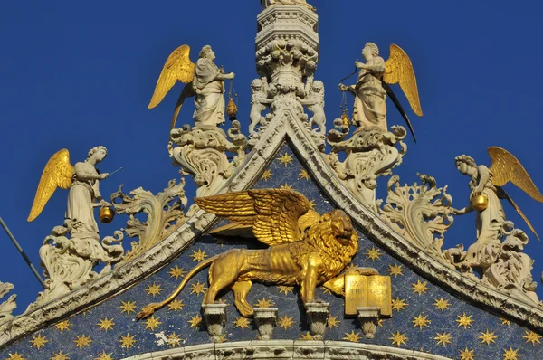The blue and gold facade of St mark's basilica in Venice — Stock Photo, Image