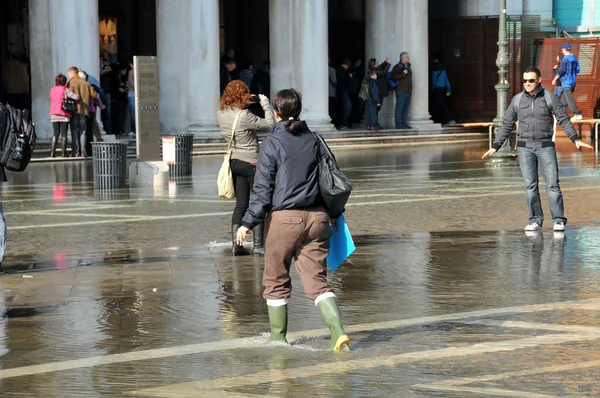 Venedig sjunker under havsytan, människor bär gummistövlar — Stockfoto