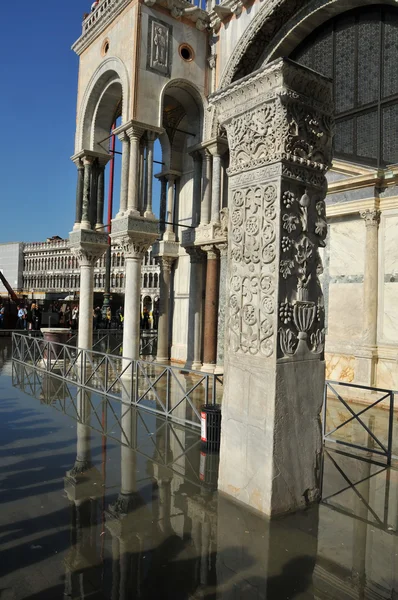 Skuggor av människor som gick på förhöjda trall i St Marks Square — Stockfoto