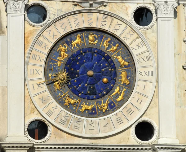 세인트 마크의 오래 된 시계탑 — 스톡 사진