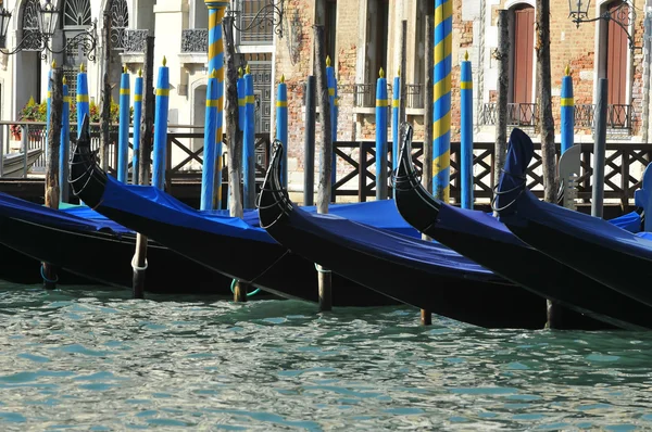 Гондола - символ Венеции — стоковое фото