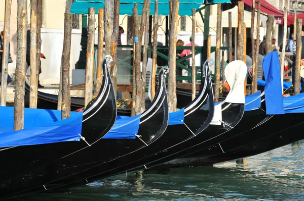 Gondels geparkeerd op Canal Grande Venetië — Stockfoto