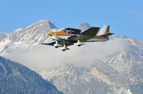 Sports aircraft with pilot in the mountains — Stock Photo, Image