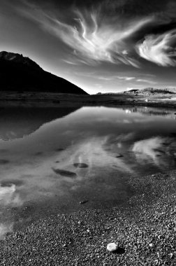 Kuvars çakıl ile dağ gölü