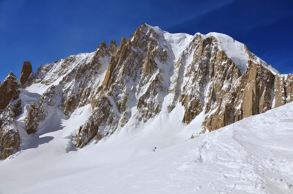 Berg met gletsjer en kliffen — Stockfoto