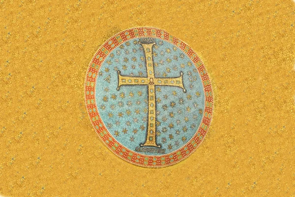 Cruz dorada con mosaico de Jesucristo — Foto de Stock