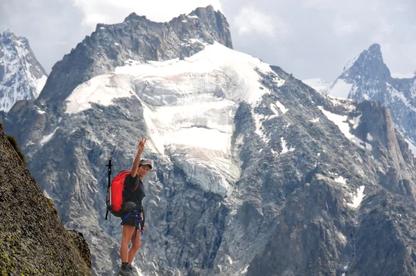 Uma mulher alpinista atinge o cume — Fotografia de Stock
