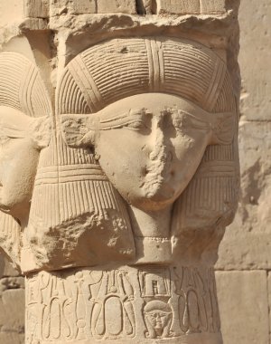 Mısır'daki Dendera tapınağında Hathor