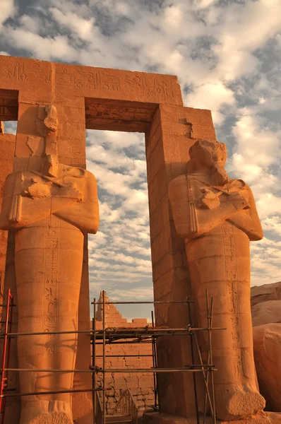 Line of giant Osiris statues — Stock Photo, Image