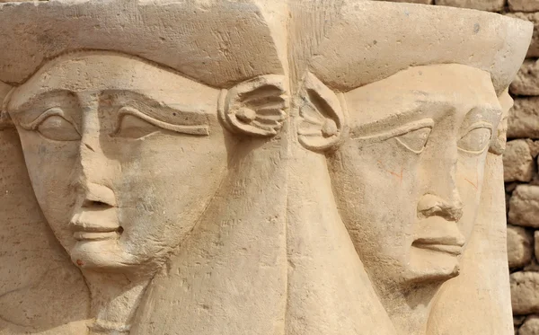 Mısır'daki Dendera tapınağında Hathor