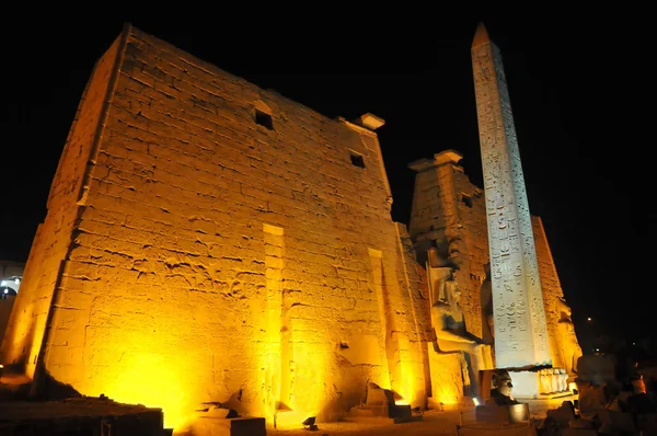 Luxor Temple at night in Egypt — Stockfoto