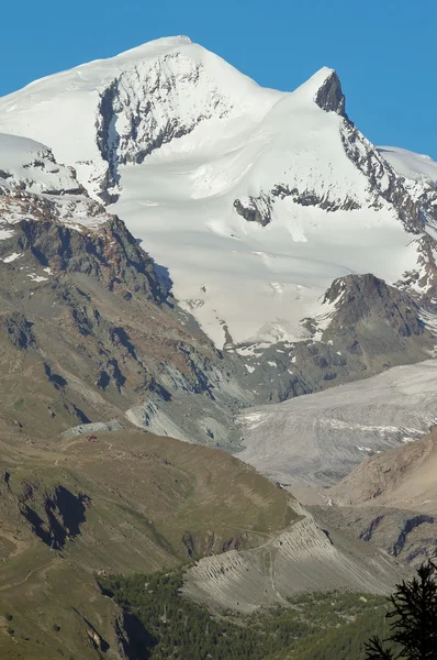 Das strahlhorn mit seinem satelitengipfel — Stockfoto