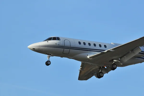 Firmenflugzeug im Flug — Stockfoto