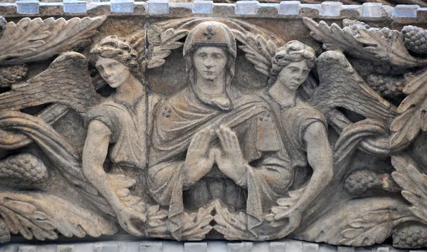 Escultura de mármore da Virgem Maria — Fotografia de Stock