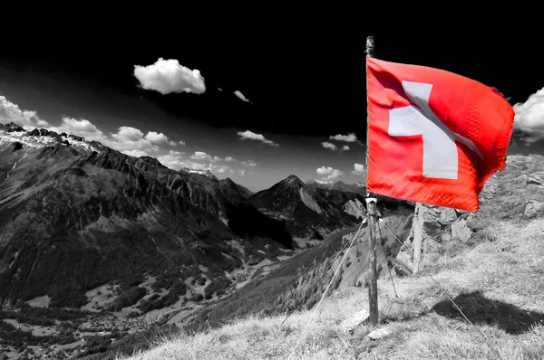 Uma bandeira suíça flutters do topo — Fotografia de Stock