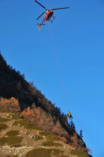 Horolezec zachráněn vrtulníkem — Stock fotografie